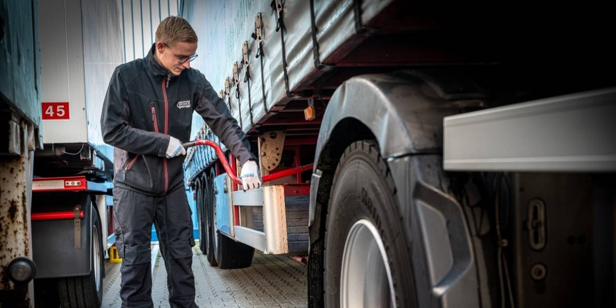 Brinks_Transport_Klantcase_Vrachtwagen_Monteren Transport