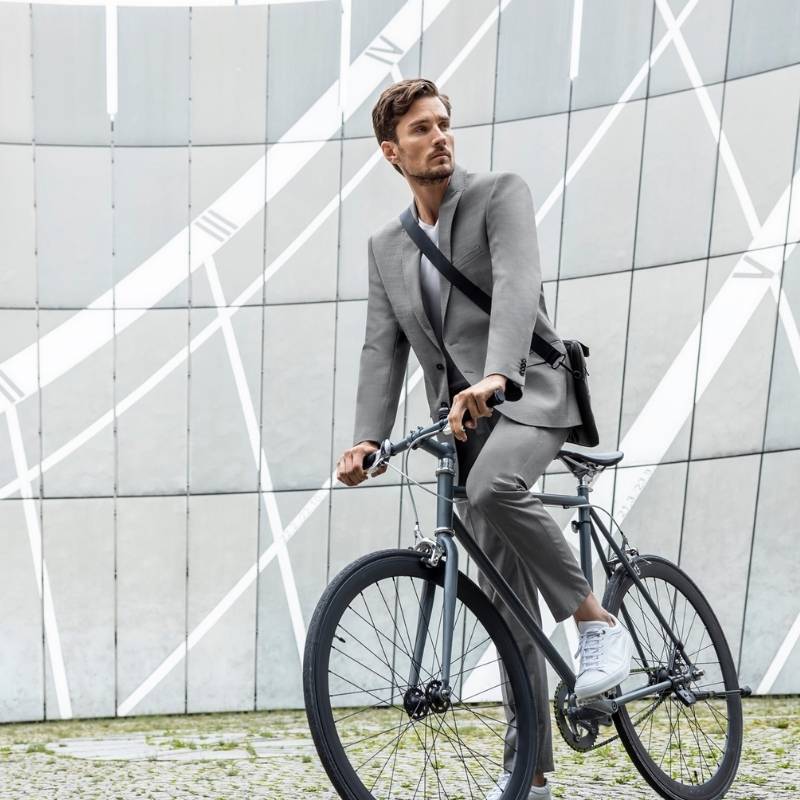 Greiff Bedrijfskleding man fiets Representatief solofoto op fiets Greiff Bedrijfskleding man fiets Representatief solofoto op fiets