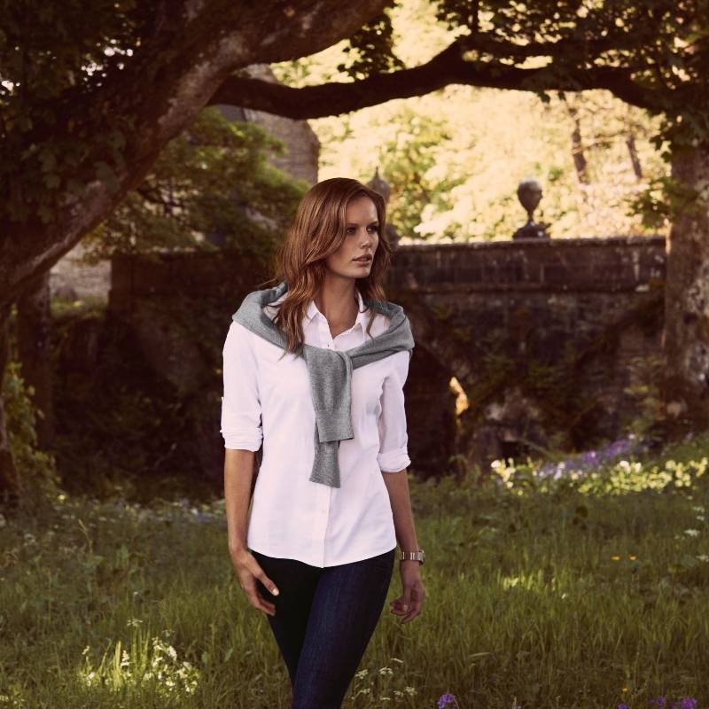 HarvestEnFrost Foto vrouw ModelInTuin HarvestEnFrost Foto vrouw ModelInTuin