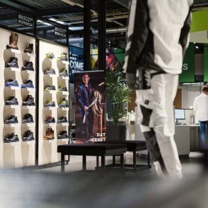 Profimex Showroom Schoenenwand 1 Showroom bedrijfskleding in Rijssen