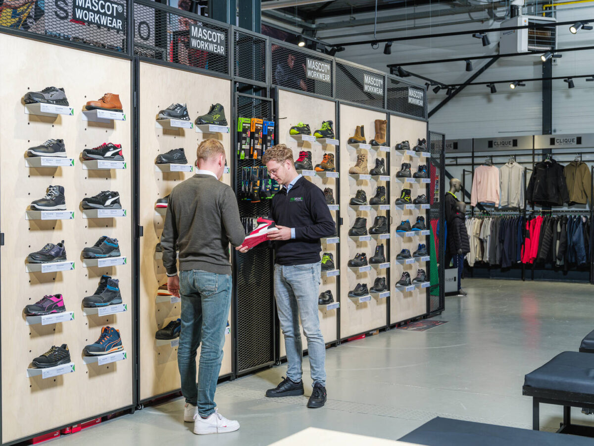 Veiligheidsschoenen bedrijfskleding Profimex Showroom bedrijfskleding in Rijssen